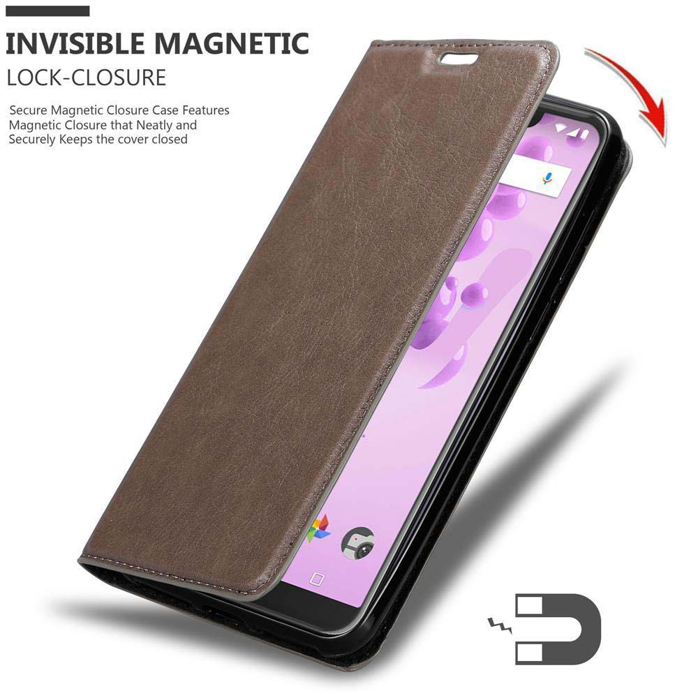 Geöffnete Handyhülle. Hülle ist braun. Text: UNSICHTBARER MAGNETVERSCHLUSS. Telefon sichtbar.