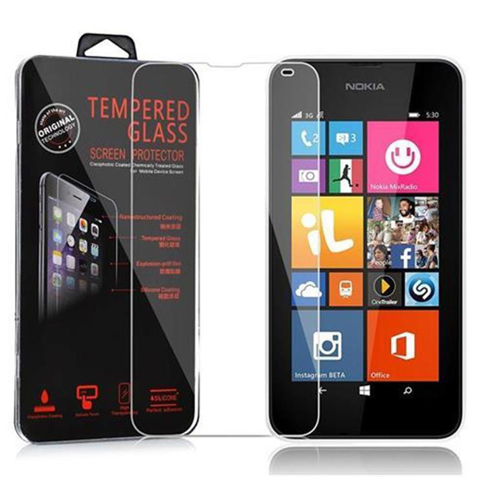Telefono con protezione schermo e confezione. Mostra l'interfaccia del telefono e i dettagli della confezione.