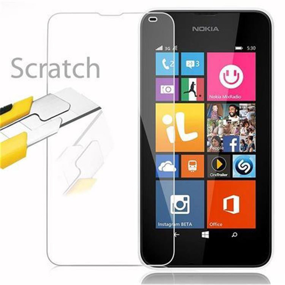 Un telefono Nokia con una protezione per lo schermo. Mostra lo schermo, la resistenza ai graffi e le app.