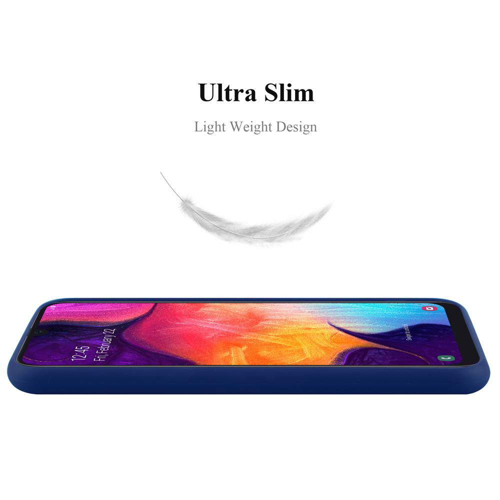 Ein Telefon in einer blauen Hülle. Der Bildschirm zeigt bunten Hintergrund. Weißer Hintergrund.