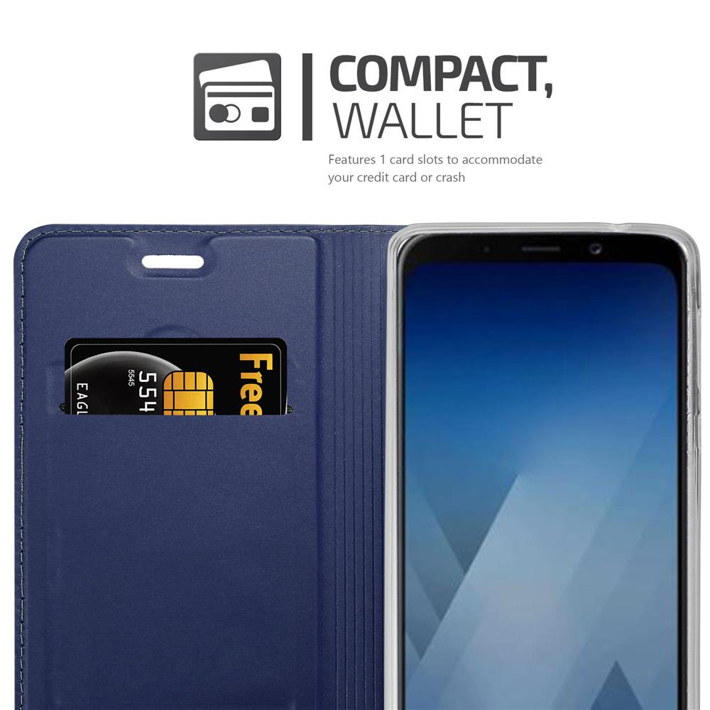 Ein Telefon in einer blauen Brieftaschenhülle mit einer Kreditkarte im Fach. Die Hülle ist geöffnet.