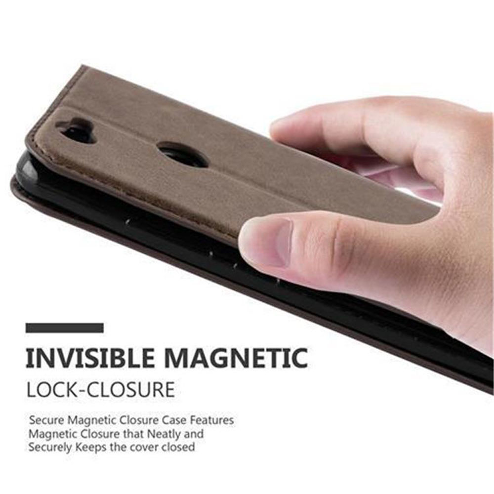 Una mano tiene una custodia per telefono. La custodia è marrone e magnetica, con chiusura magnetica.