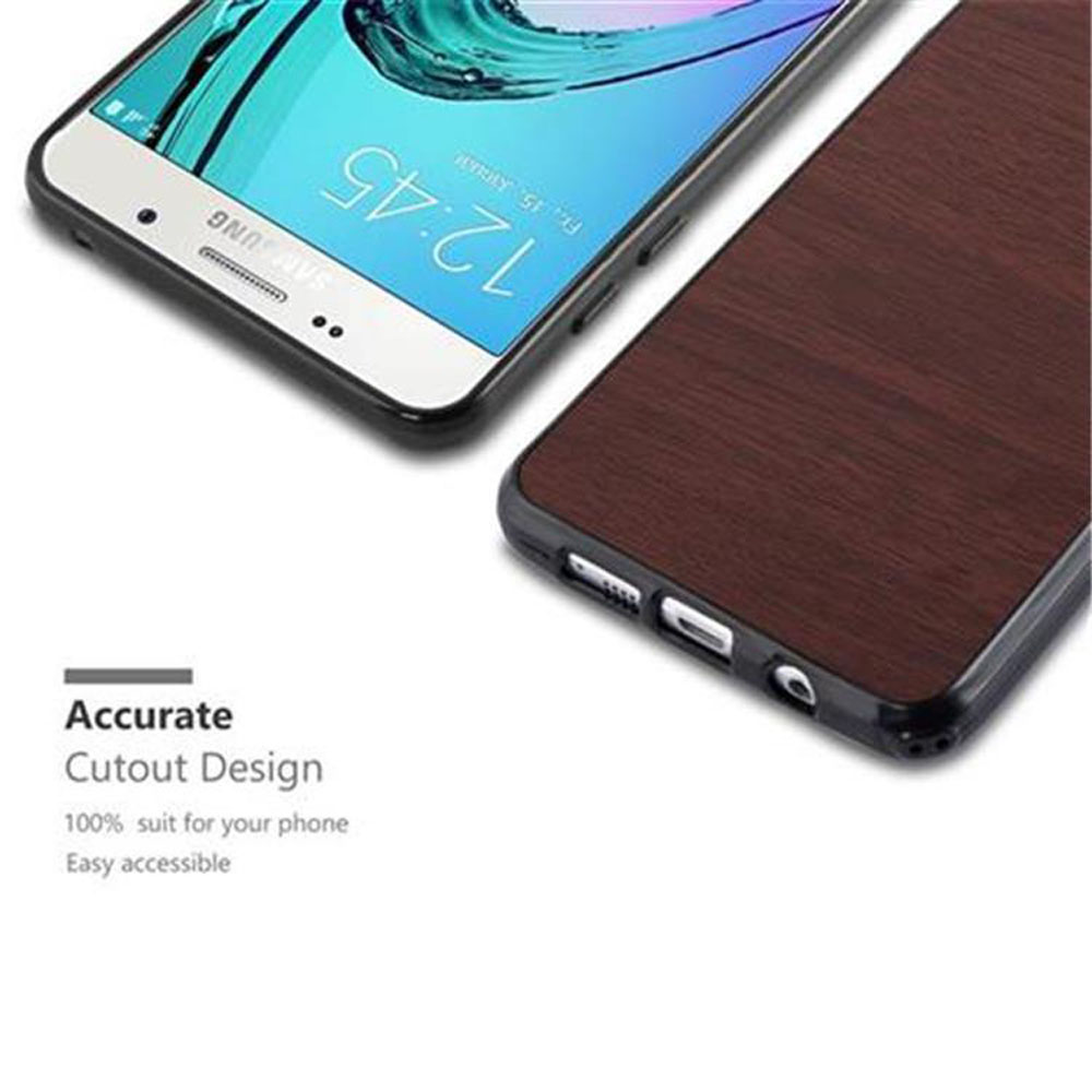 Teléfono en una funda estilo madera. Primer plano del teléfono en la funda.