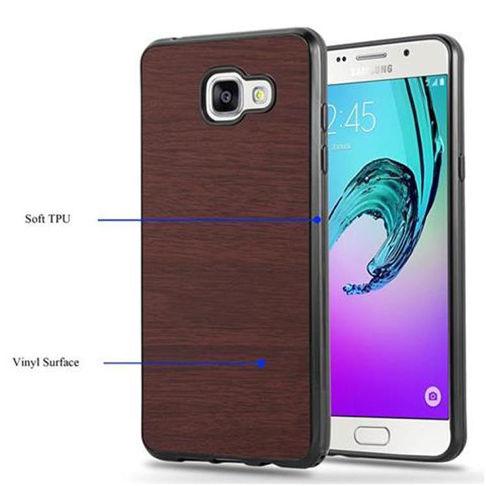 Una funda de teléfono con diseño de vetas de madera y un teléfono. El teléfono muestra la hora.