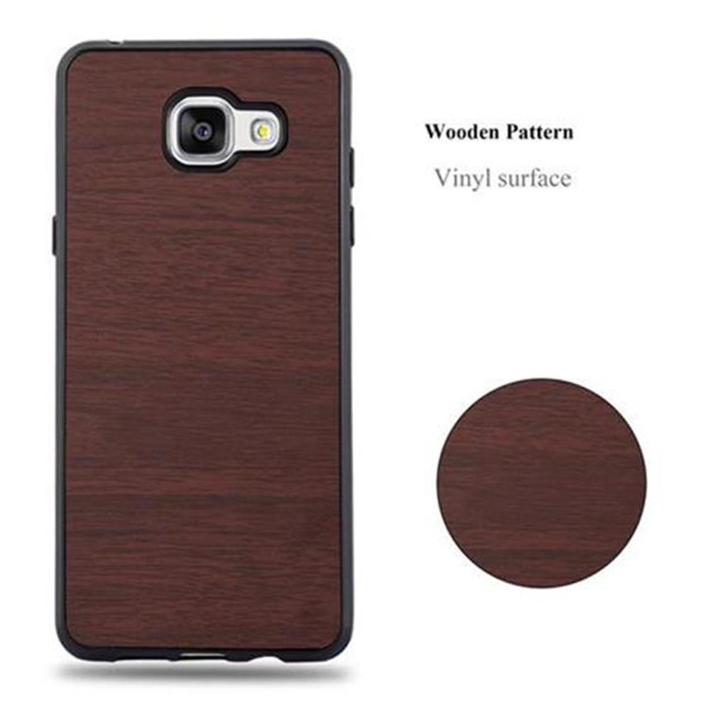 Teléfono en funda marrón. La funda tiene un patrón de vetas de madera. El teléfono está dentro.
