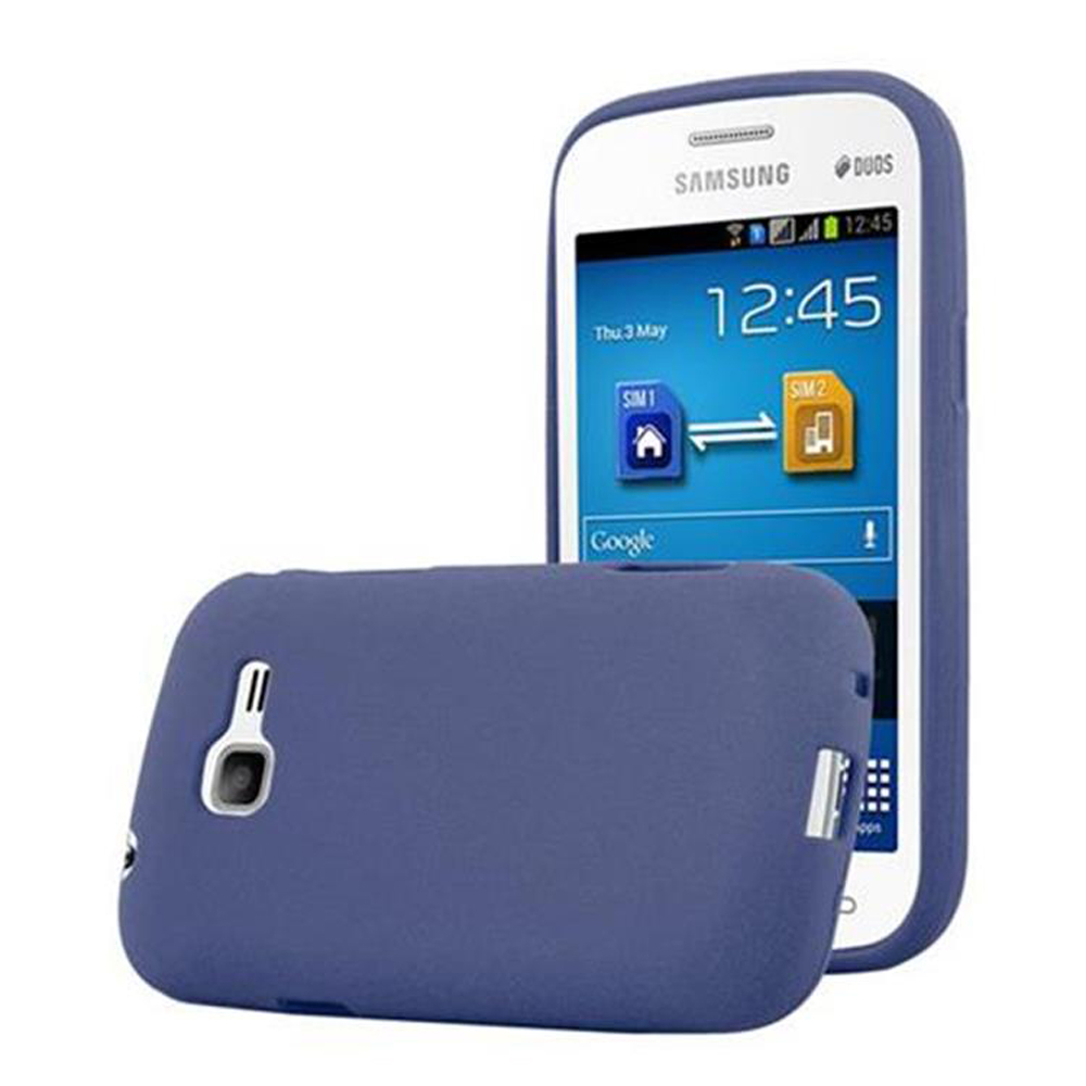 Teléfono azul en funda azul. Pantalla del teléfono muestra hora y datos.