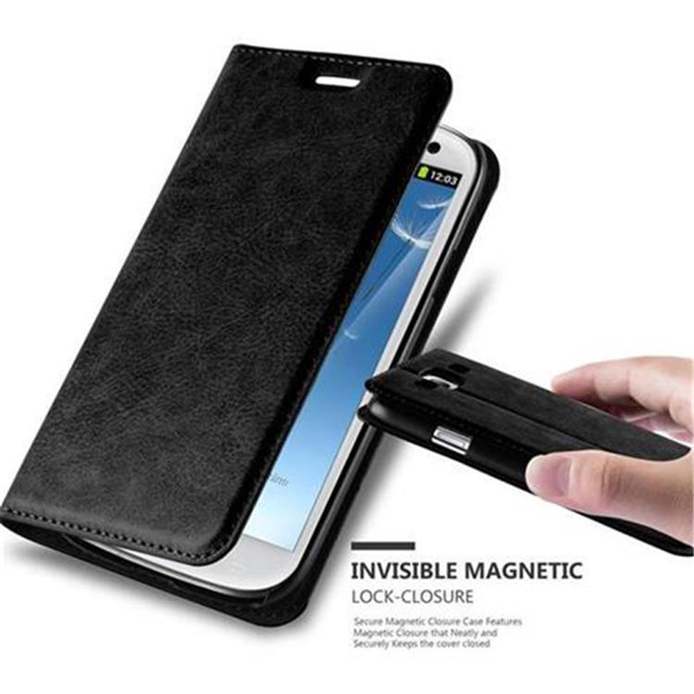 Funda de cuero negra, abierta. Muestra un teléfono con la hora. Texto: INVISIBLE MAGNETIC LOCK-CLOSURE.