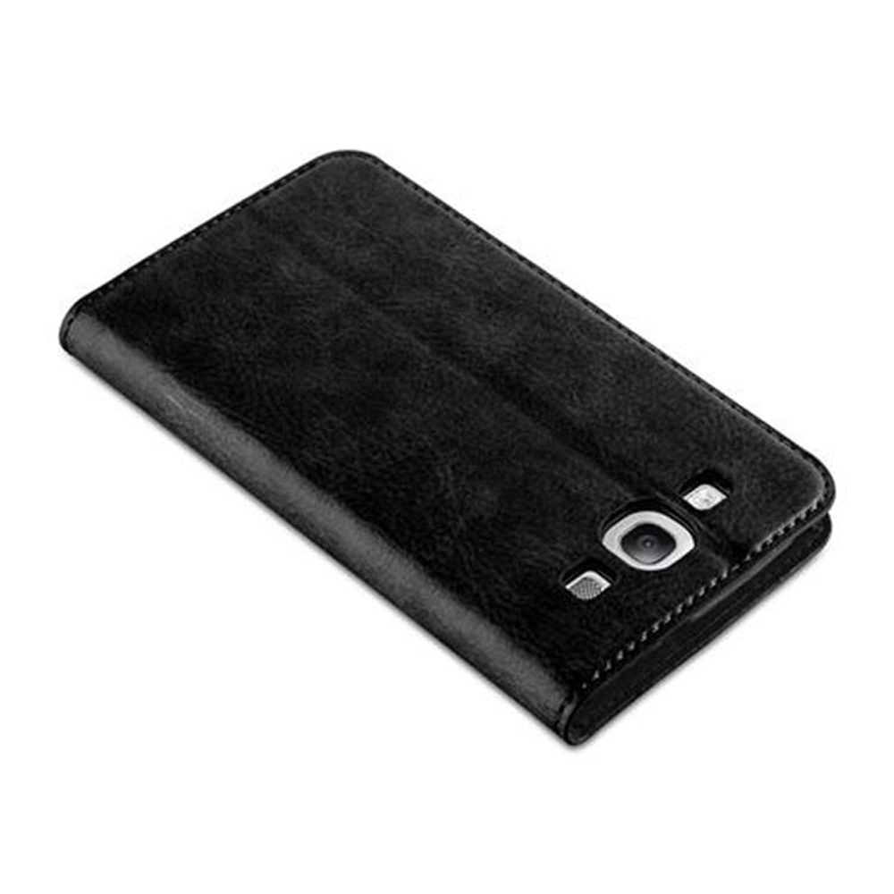 Funda de teléfono negra, cerrada, vista en ángulo.