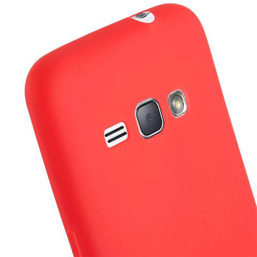 Retro di telefono rosso con fotocamera e flash. Il telefono è rosso, sfondo bianco.