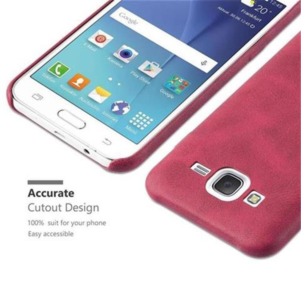 Un telefono rosso con uno schermo che mostra icone di app e una custodia rossa, che mostra la fotocamera e il retro del telefono.
