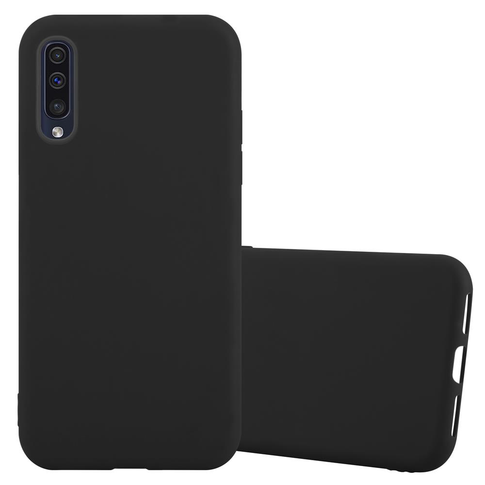 Schwarze Handyhülle. Ein schwarzes Telefon befindet sich neben der Hülle. Beide sind schlicht schwarz, klares Design.