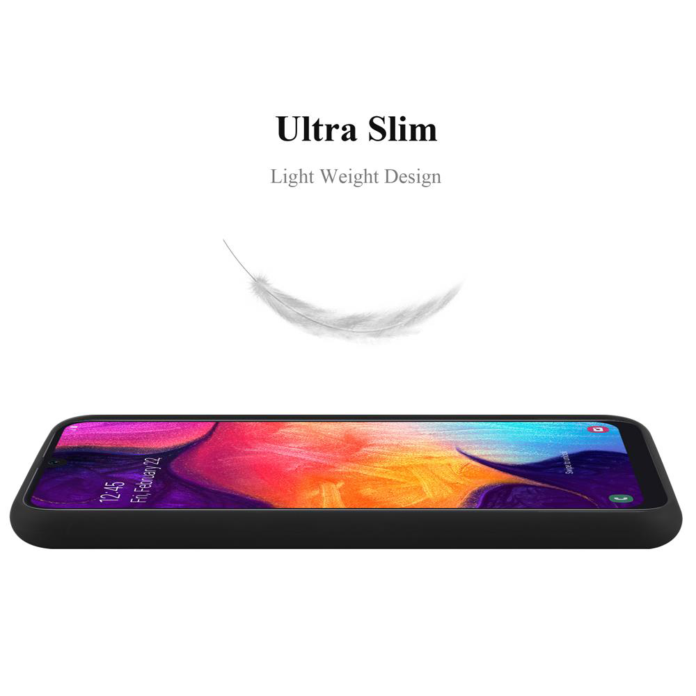 Telefon auf Hülle. Text: Ultra Slim. Telefon ist sichtbar. Eine Feder schwebt darüber. Schwarze Hülle.