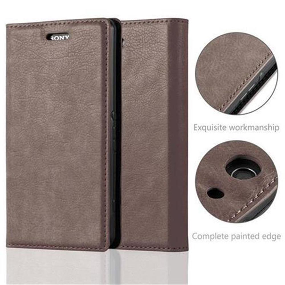 Funda de teléfono de cuero marrón, abierta, con el logotipo de Sony y detalles de la mano de obra.