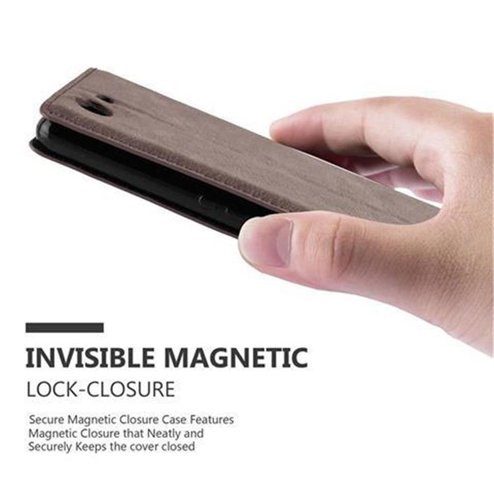 Mano sosteniendo una funda marrón. Texto: 'INVISIBLE MAGNETIC LOCK-CLOSURE'.