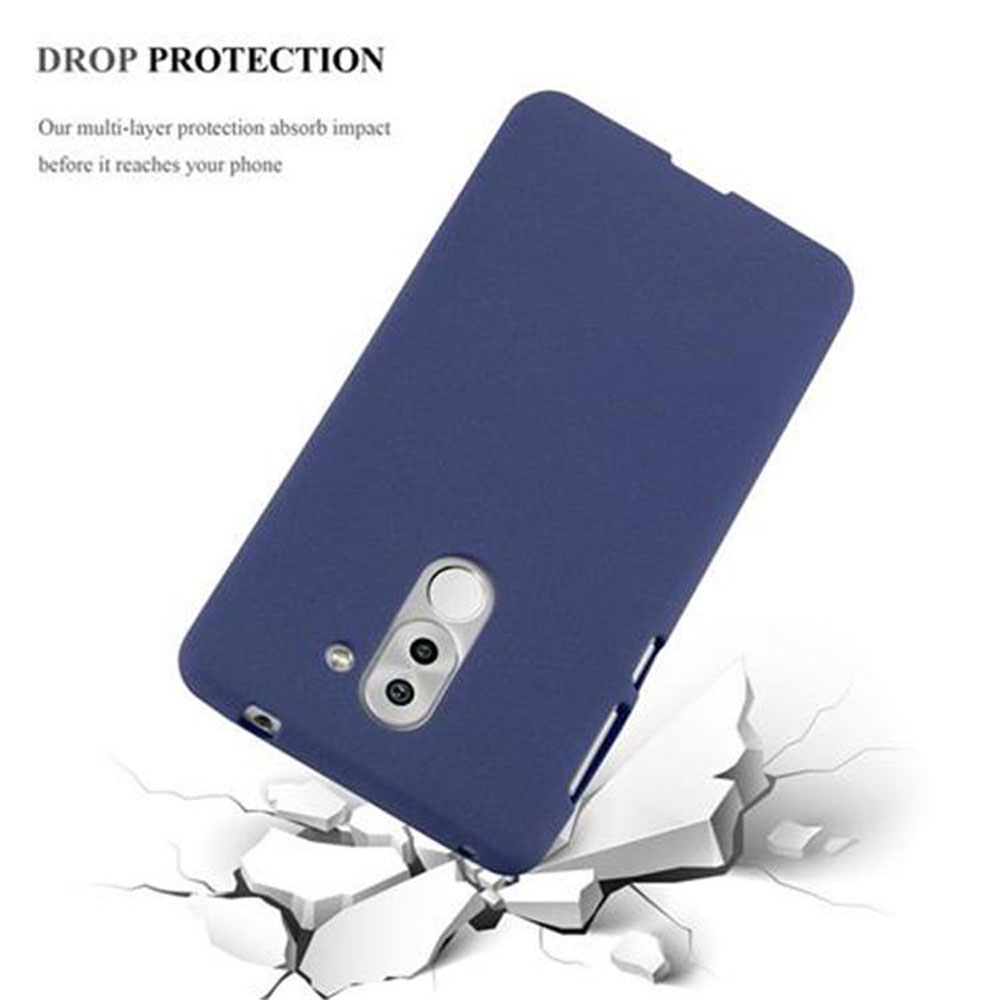 Custodia blu con telefono davanti a superficie incrinata.