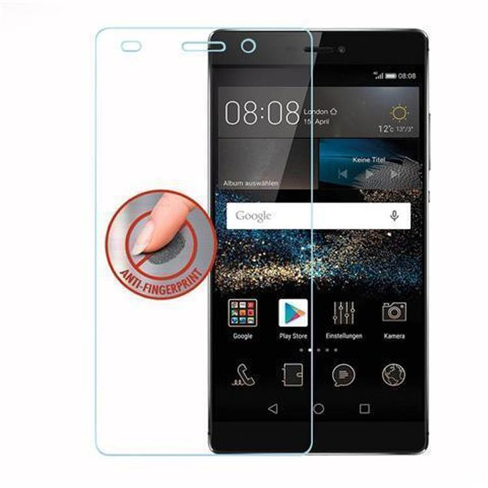 Telefono con protezione schermo. Mostra icone e l'ora. Un dito è sulla protezione.