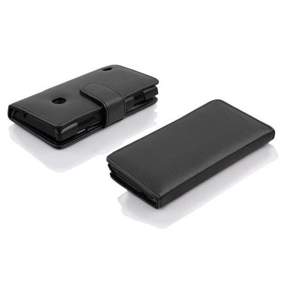 Dos fundas de teléfono negras, una abierta, otra cerrada. Ambas fundas son de cuero y están sobre una superficie blanca.