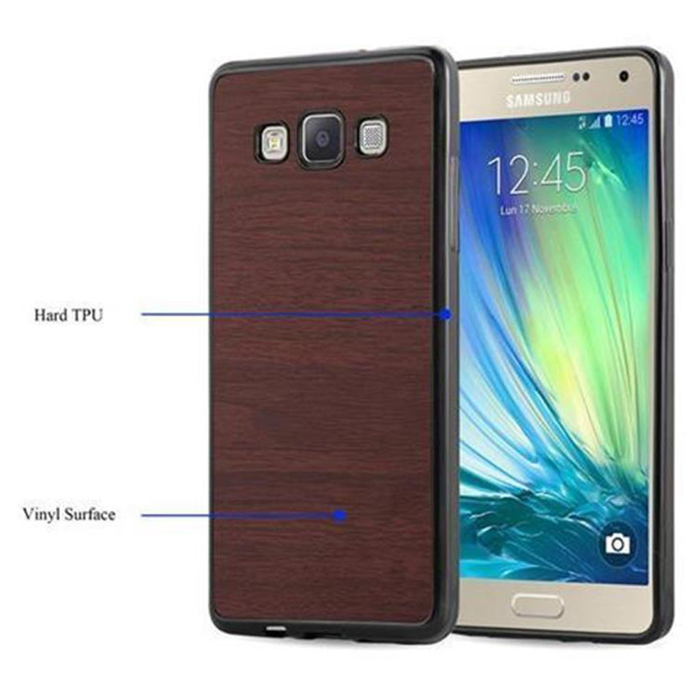 Telefon mit Hülle, dunkler Holzmaserung auf der Rückseite und hellem Bildschirm mit Uhrzeit.