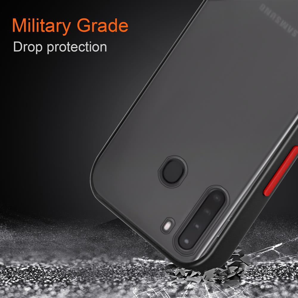 Ein Telefon in einer schwarzen Hülle mit militärischem Fallschutz. Die Hülle zerbricht Beton beim Aufprall.