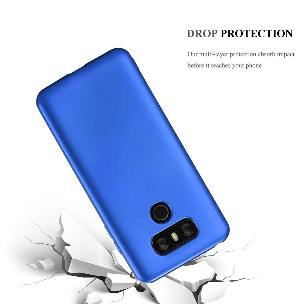 Una custodia per telefono blu sta cadendo. La custodia del telefono è blu. Ci sono dei pezzi di cemento sotto.