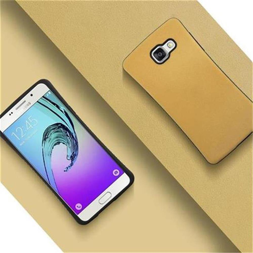 Uno smartphone con schermo, una custodia accanto, su una superficie dorata.