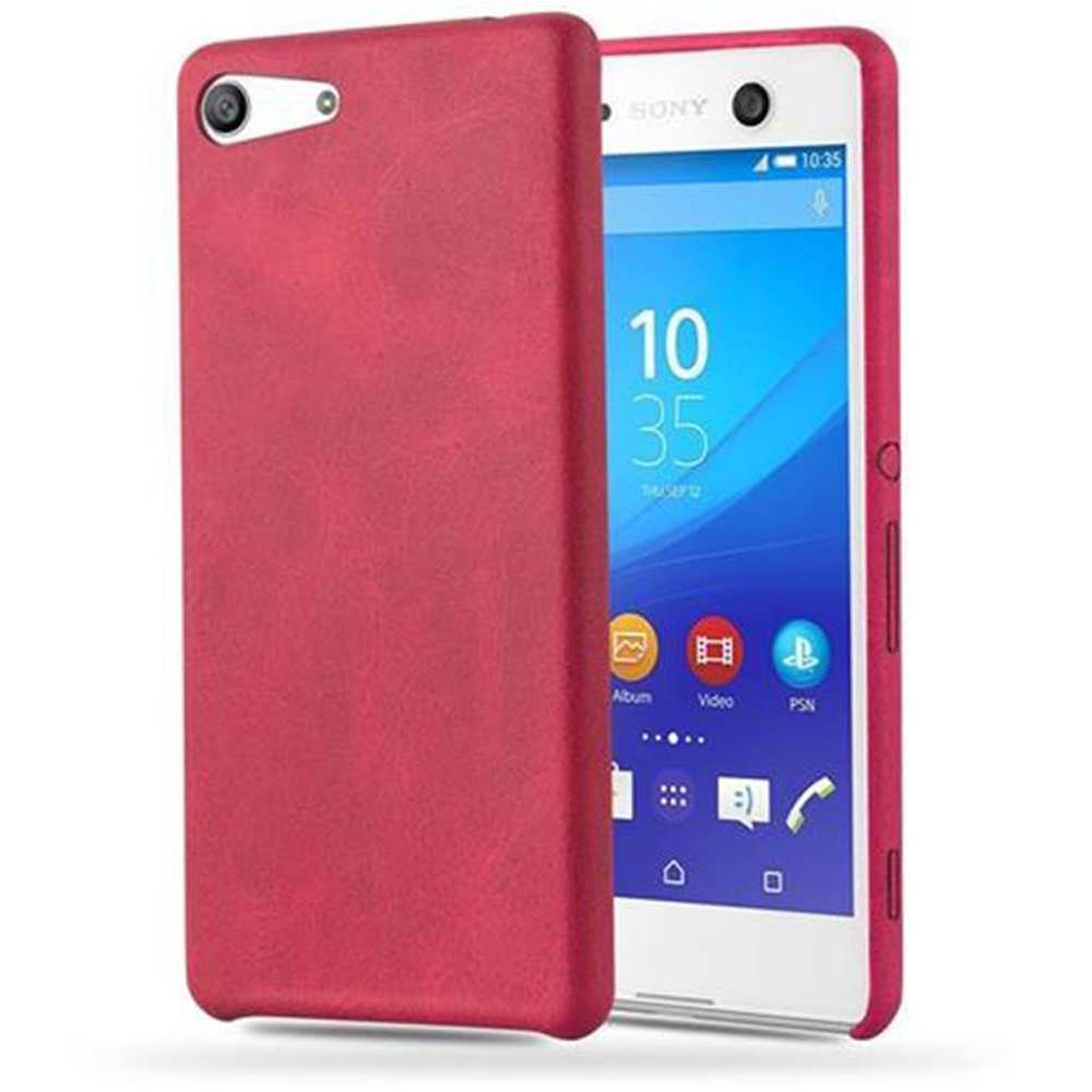 Funda roja para teléfono con un teléfono blanco dentro. La pantalla es visible. La funda está sobre una superficie blanca.