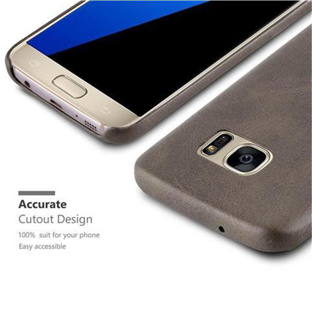Due custodie per smartphone. Una aperta, l'altra con ritaglio per la fotocamera. Testo: 'Accurate Cutout Design'.