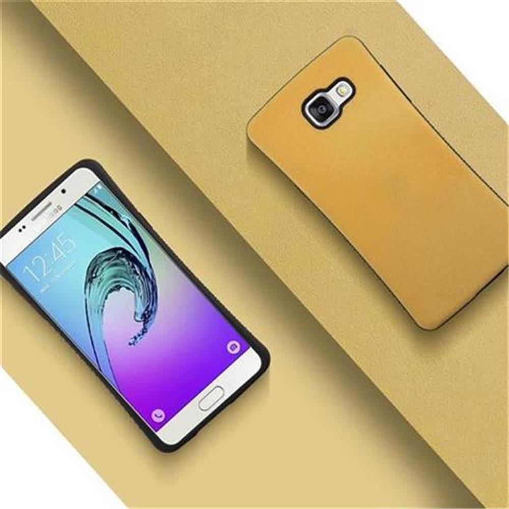 Dos teléfonos, uno en una funda, sobre una superficie dorada. El teléfono muestra las 12:45. La funda es amarillo mostaza.