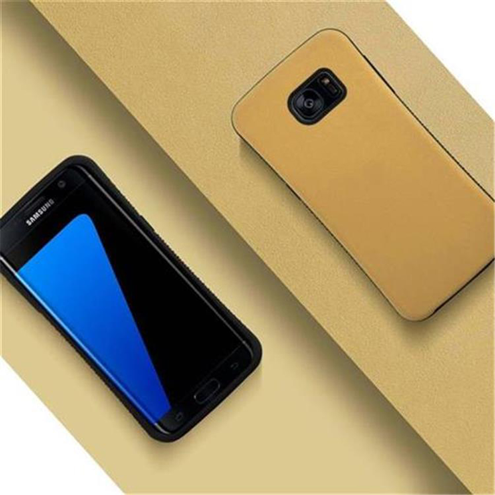 Due telefoni, uno in una custodia nera, l'altro in una custodia marrone chiaro. Entrambi su una superficie marrone chiaro.