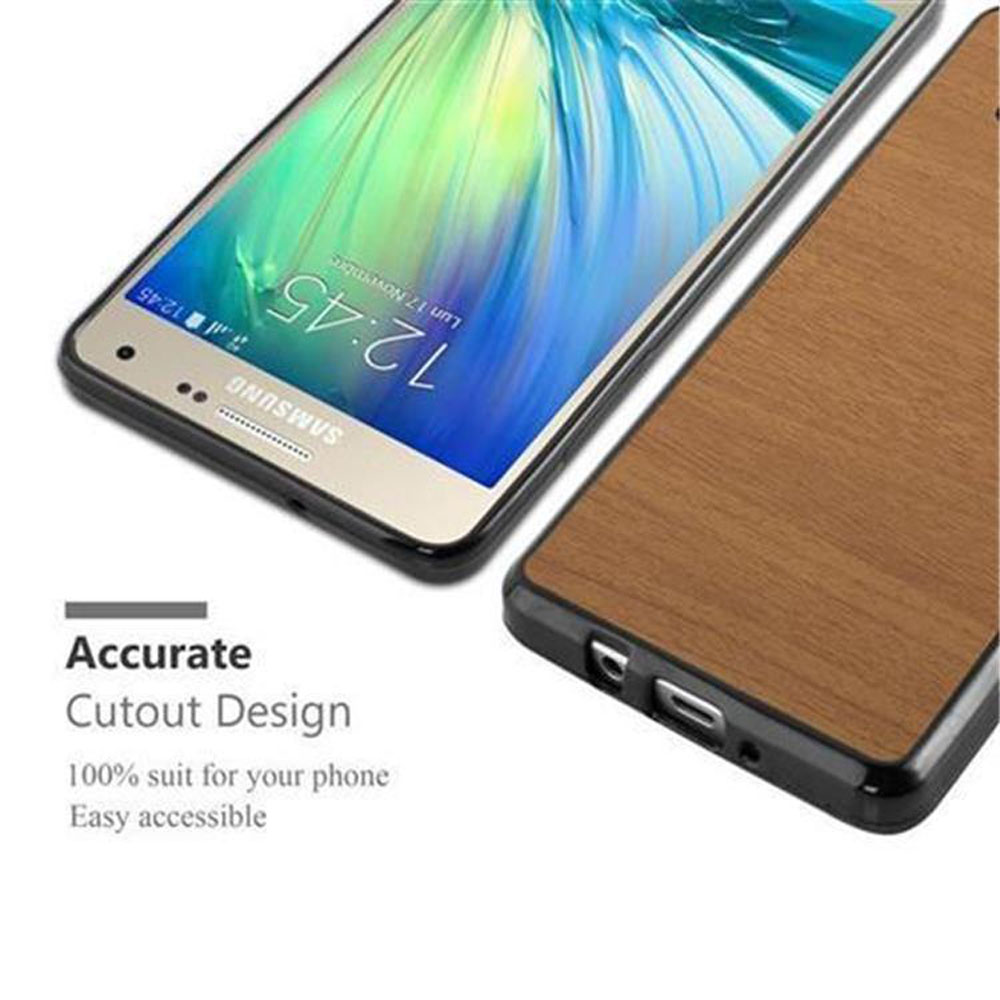 Telefon in Holzoptik-Hülle. Der Bildschirm zeigt die Uhrzeit. Text: 'Accurate Cutout Design'.