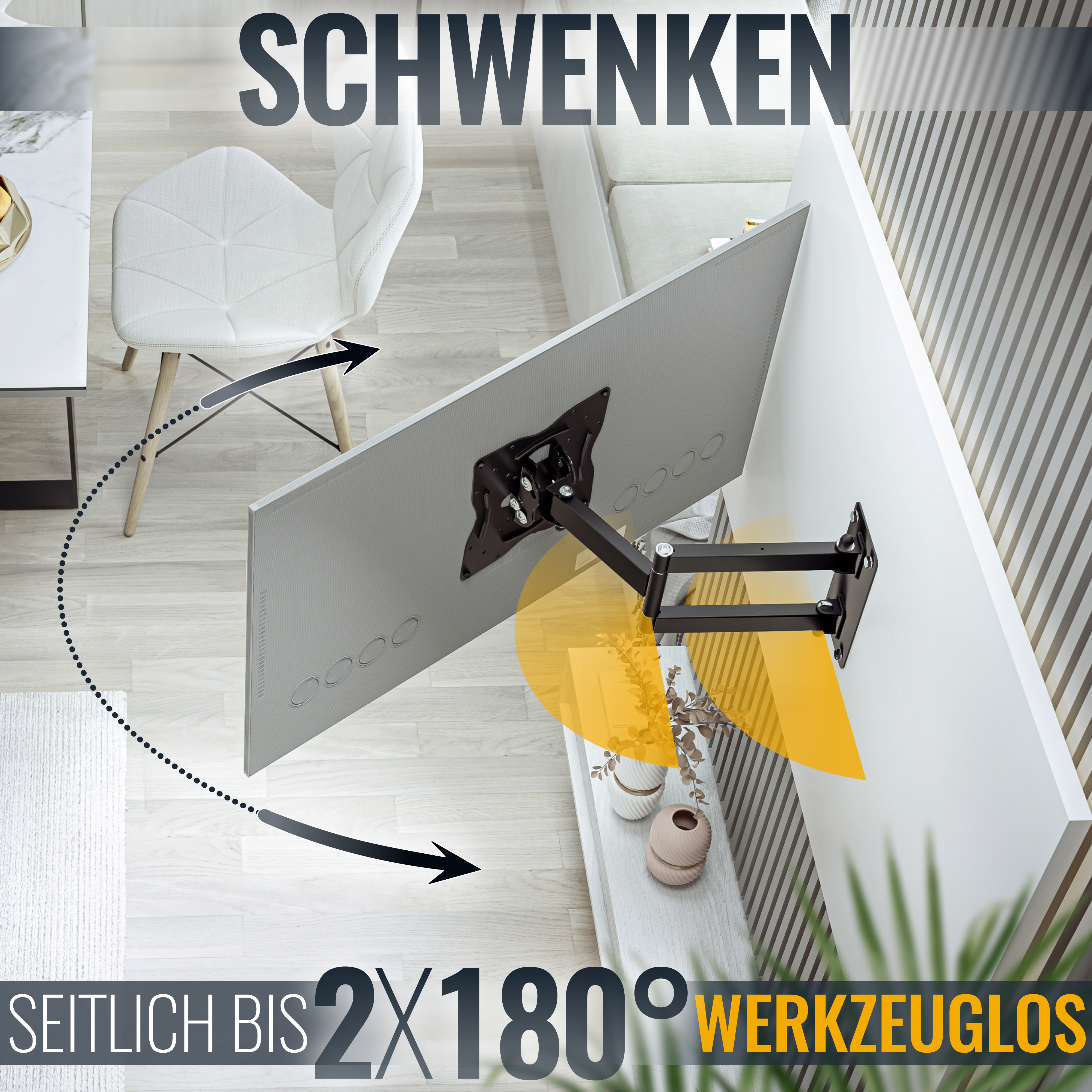 Ein Fernseher an der Wand, schwenkbar.  In einem Wohnzimmer mit Möbeln.