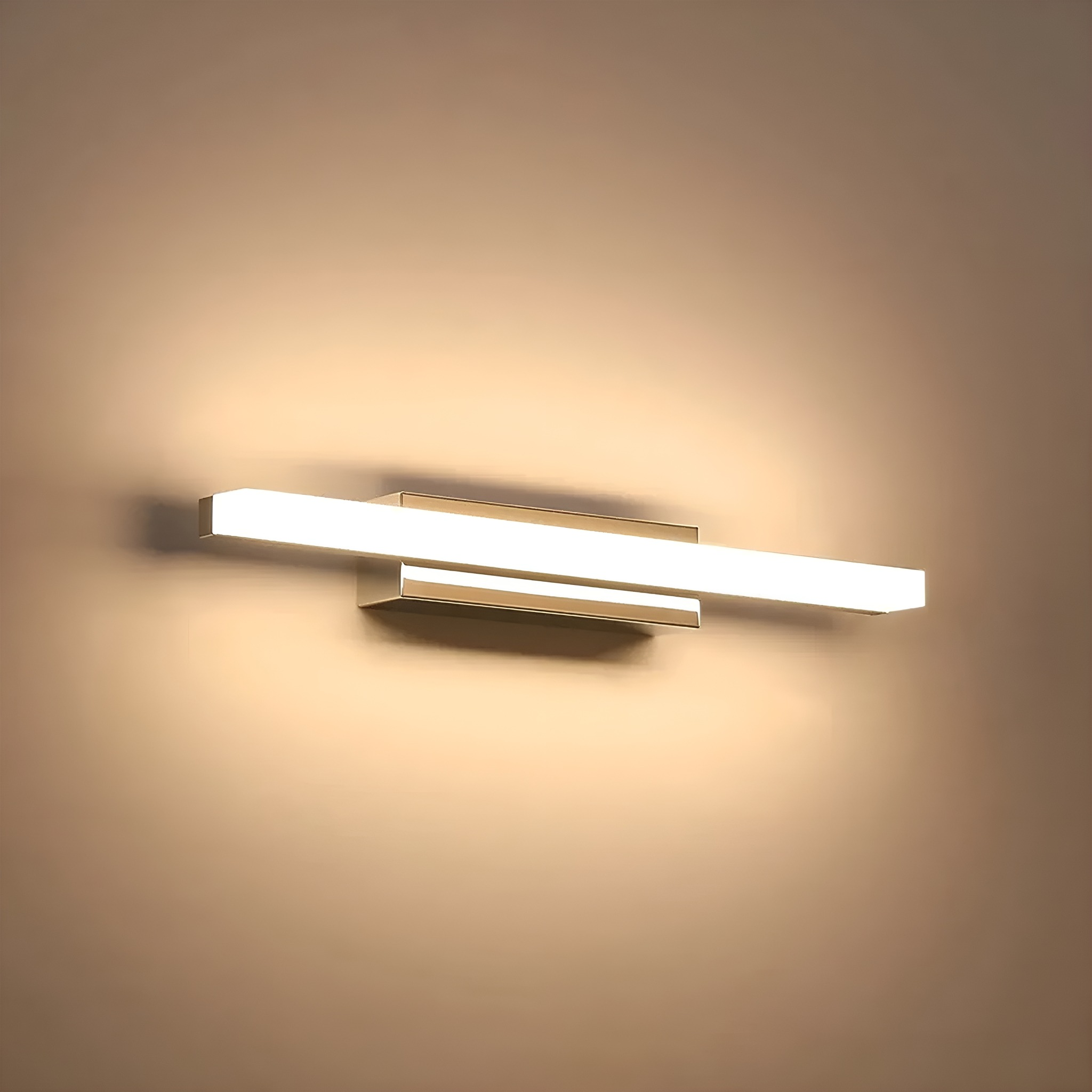 Moderne Wandleuchte, rechteckige Form, beleuchtet, mit warmem Licht an einer beigen Wand.