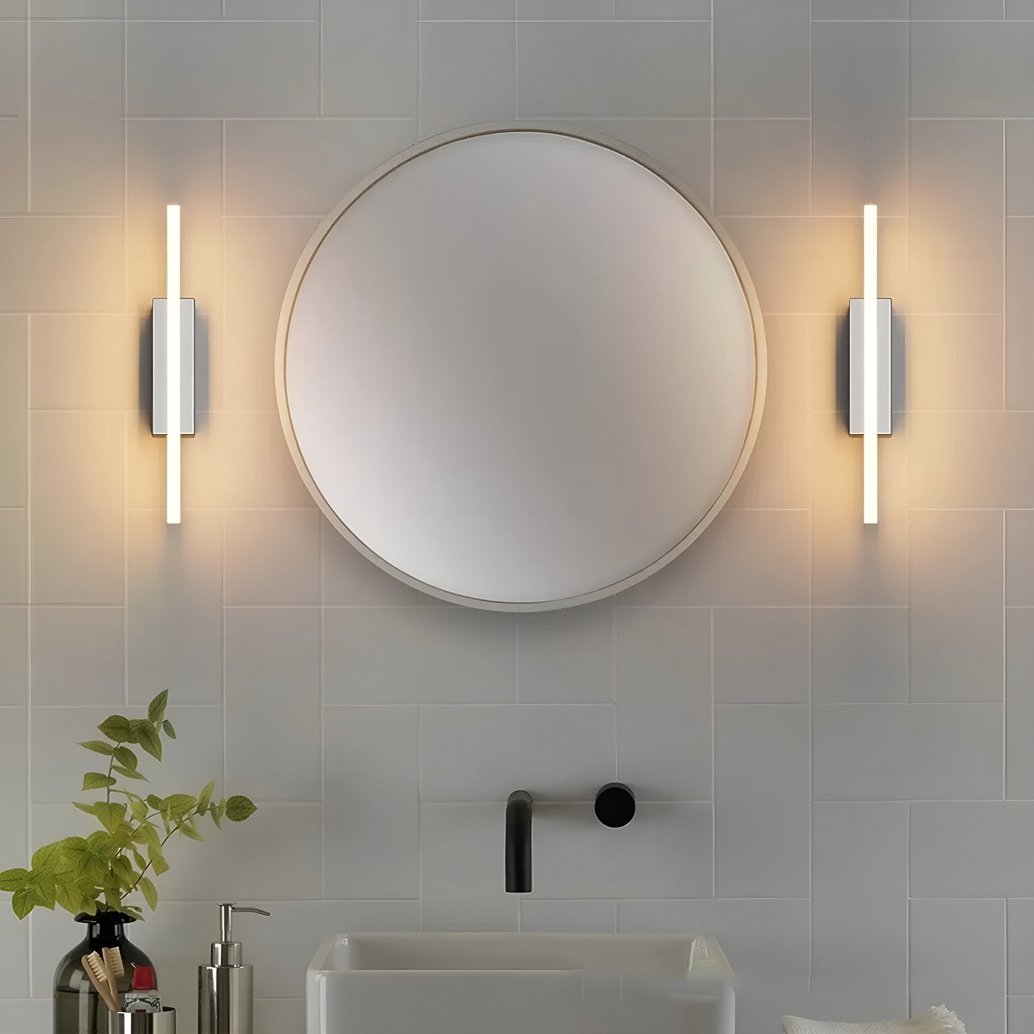 Badezimmer mit Spiegel, zwei Wandleuchten, Waschbecken und einigen Gegenständen.