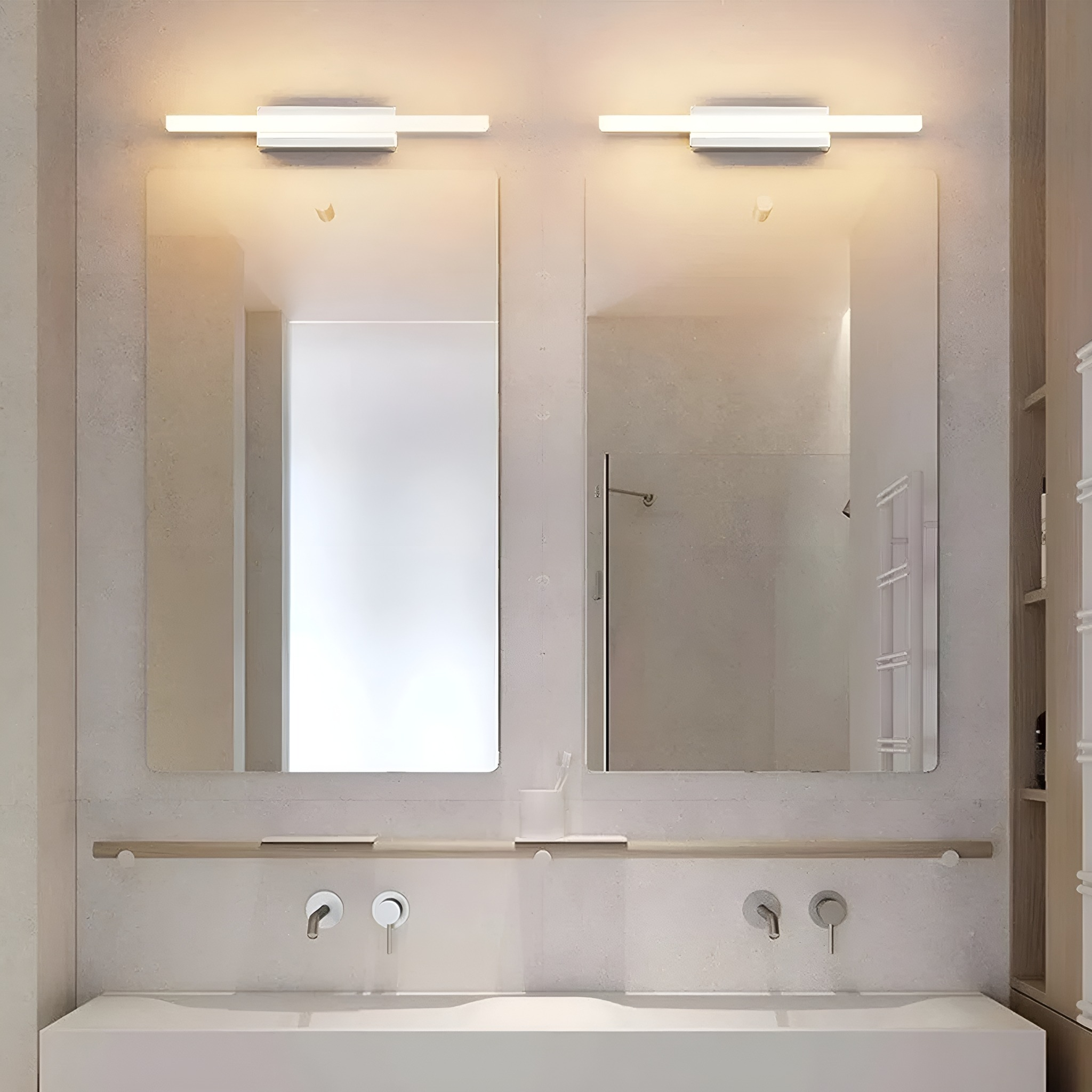 Badezimmer mit zwei Spiegeln, zwei Waschbecken und Lichtern.