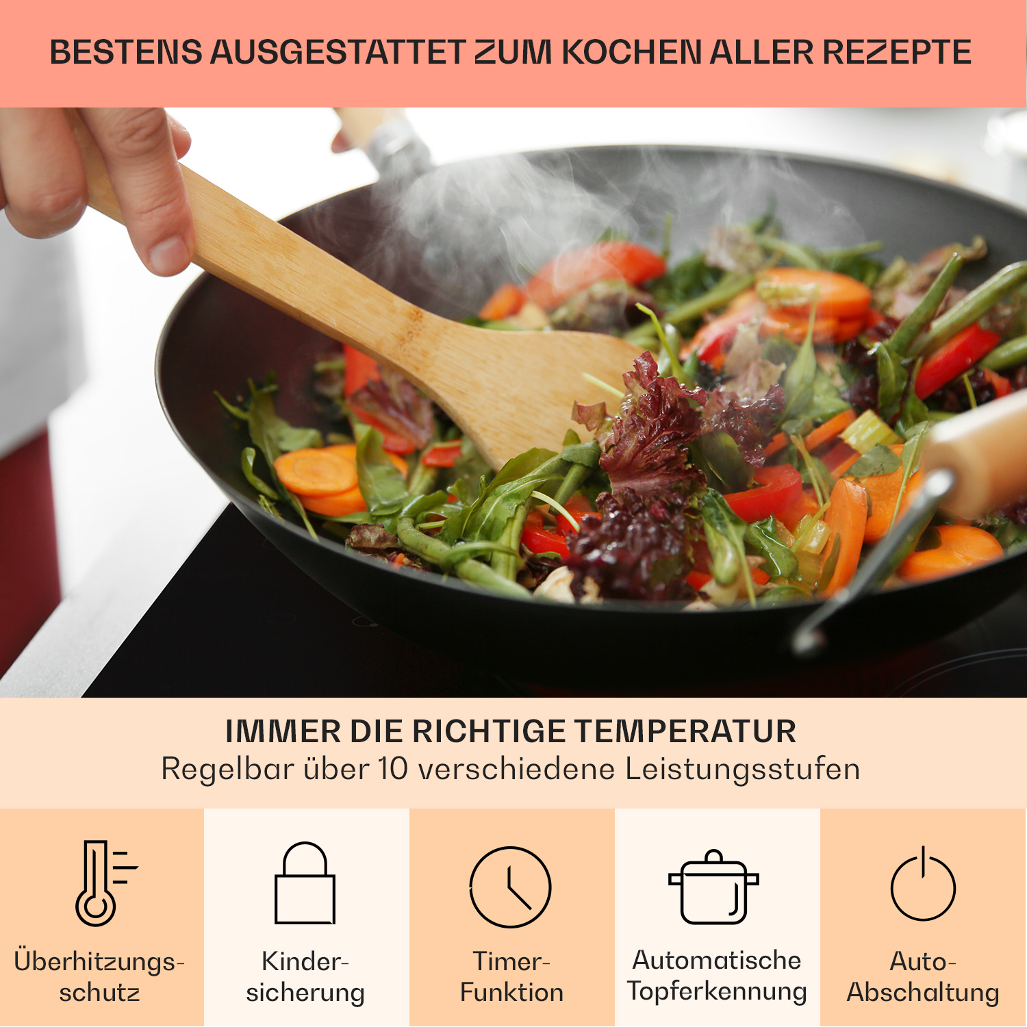 Ein Wok mit Gemüse wird gekocht. Ein Holzlöffel wird verwendet. Dampf steigt auf.