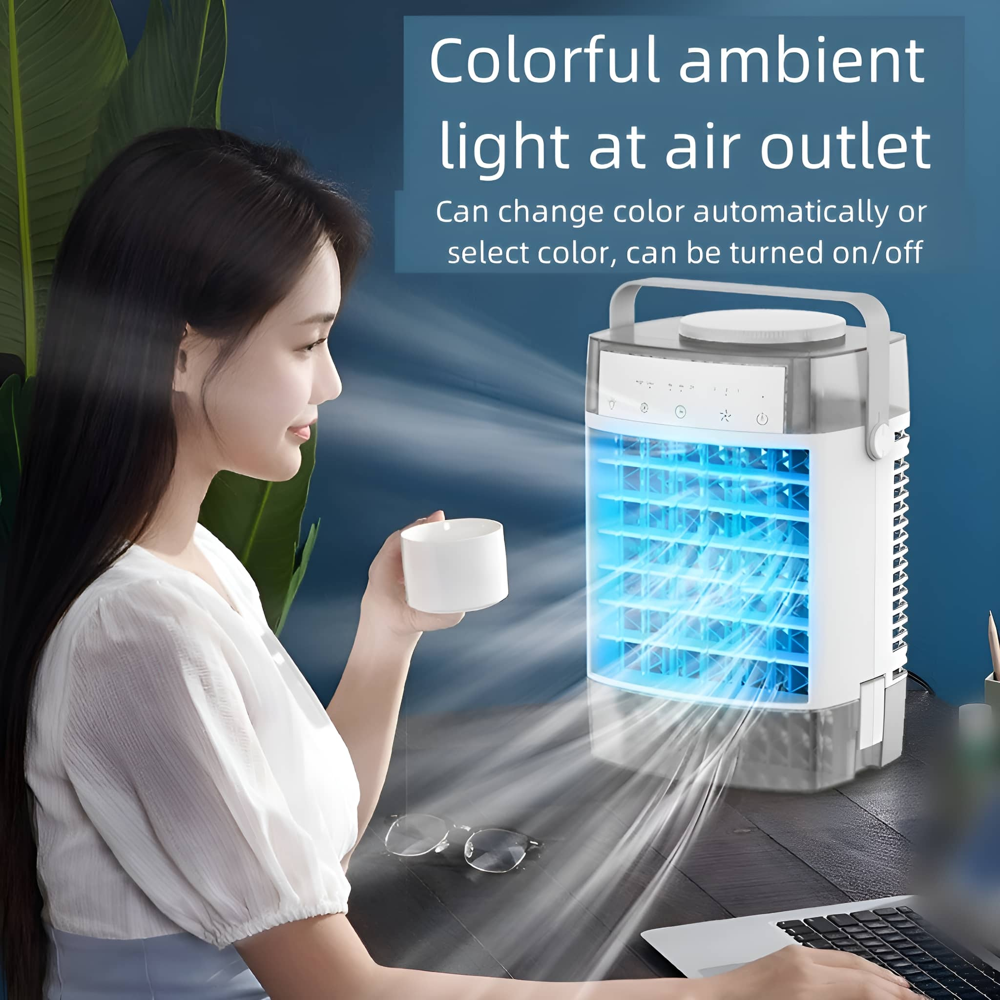 Eine Frau hält eine Tasse in der Nähe eines Kühlers mit blauen Lichtern. Es gibt einen Laptop und eine Brille.