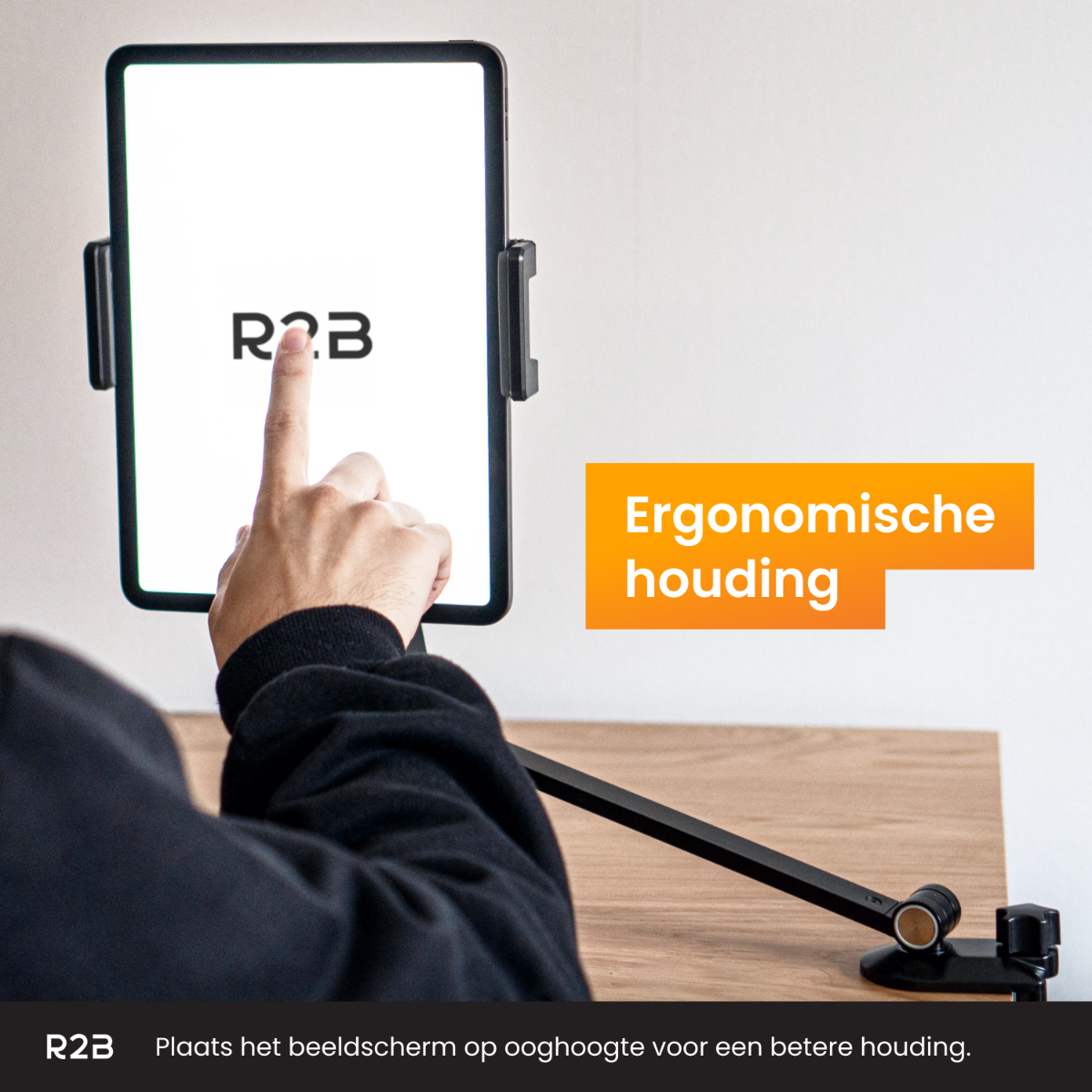 Tablet auf schwarzem Arm montiert. Der Text lautet "Ergonomische Haltung".