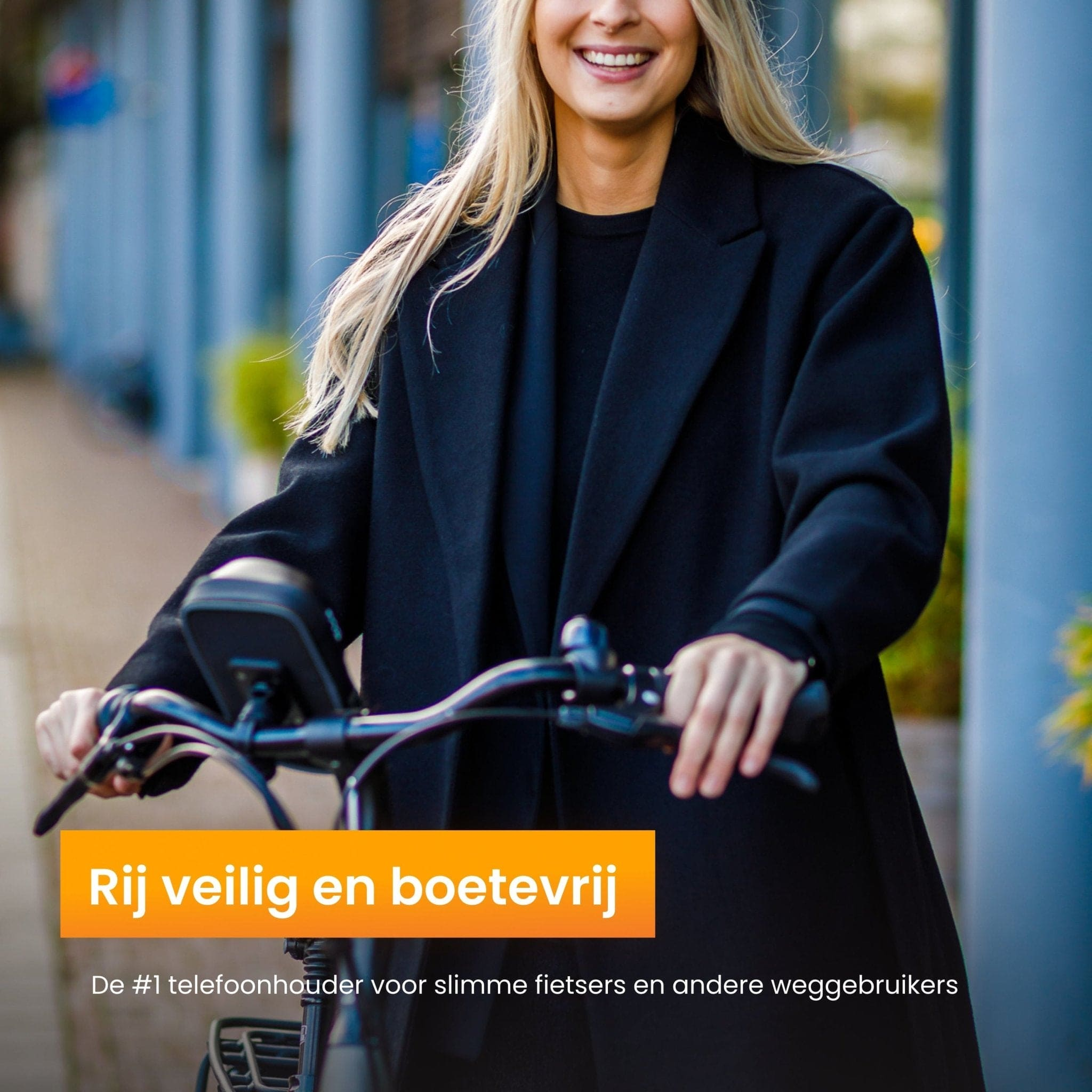 Een vrouw fietst. Tekst op de afbeelding zegt: Rij veilig en zonder boete.