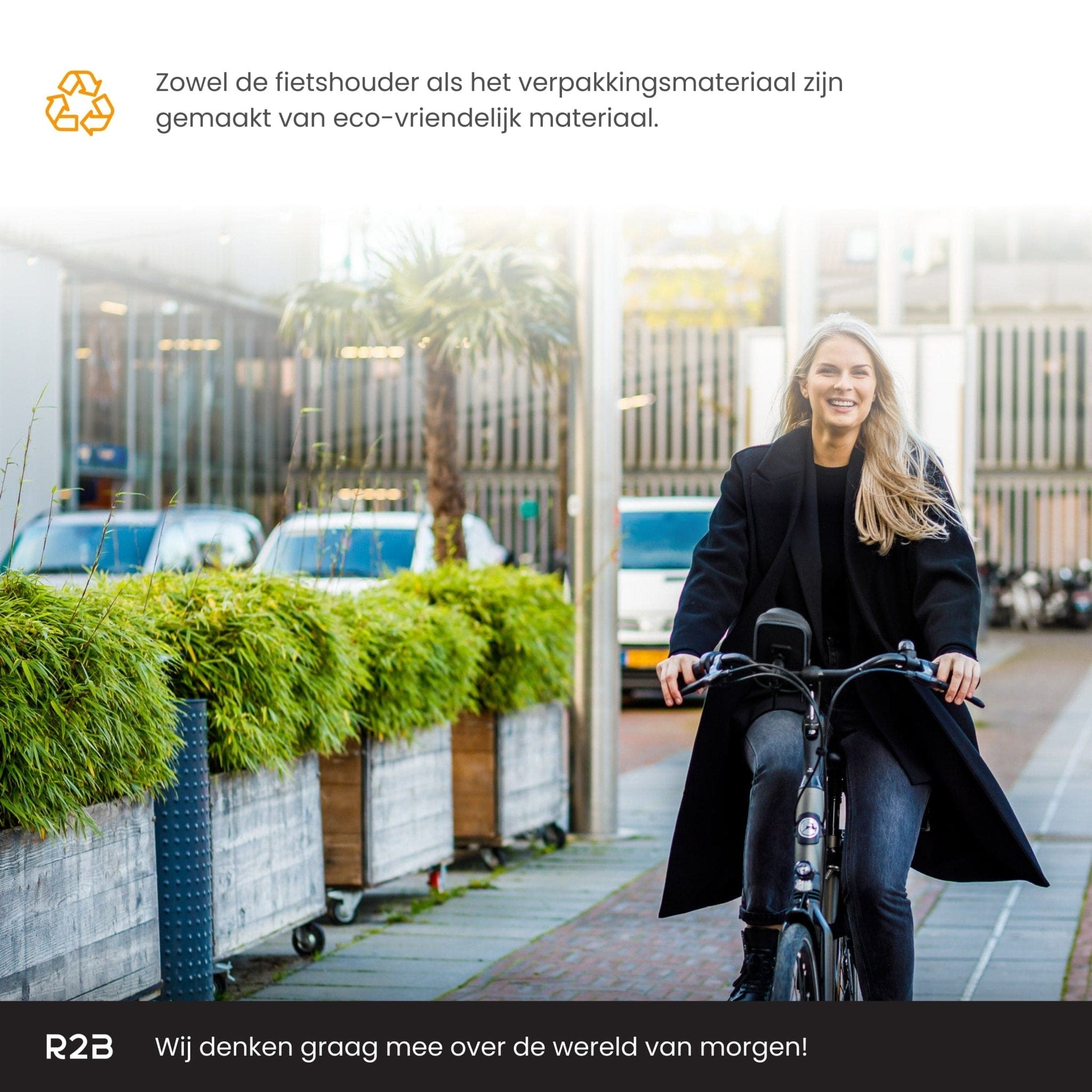 Vrouw fietst in een stedelijk gebied, met plantenbakken aan de linkerkant.