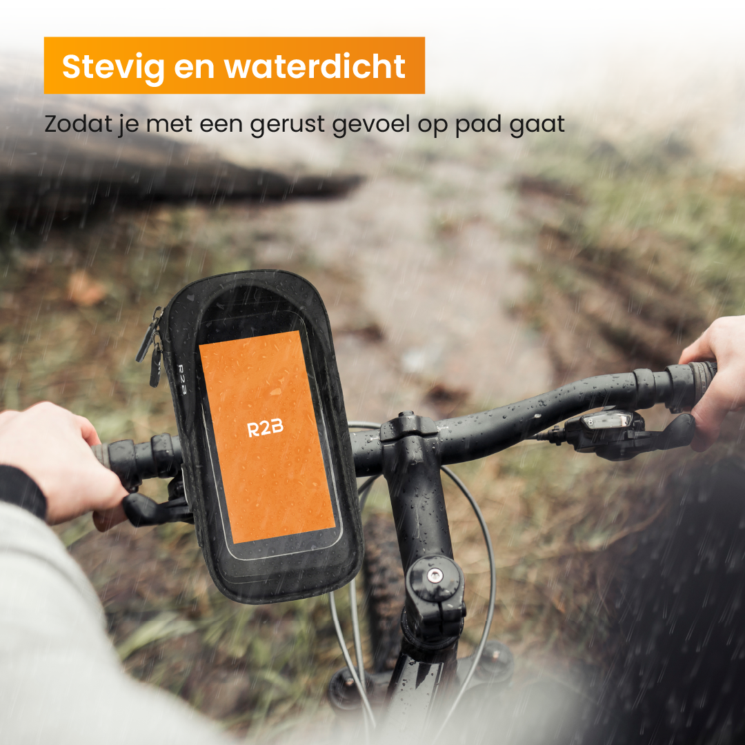 Persoon fietst met waterdichte telefoonhoes in de regen.