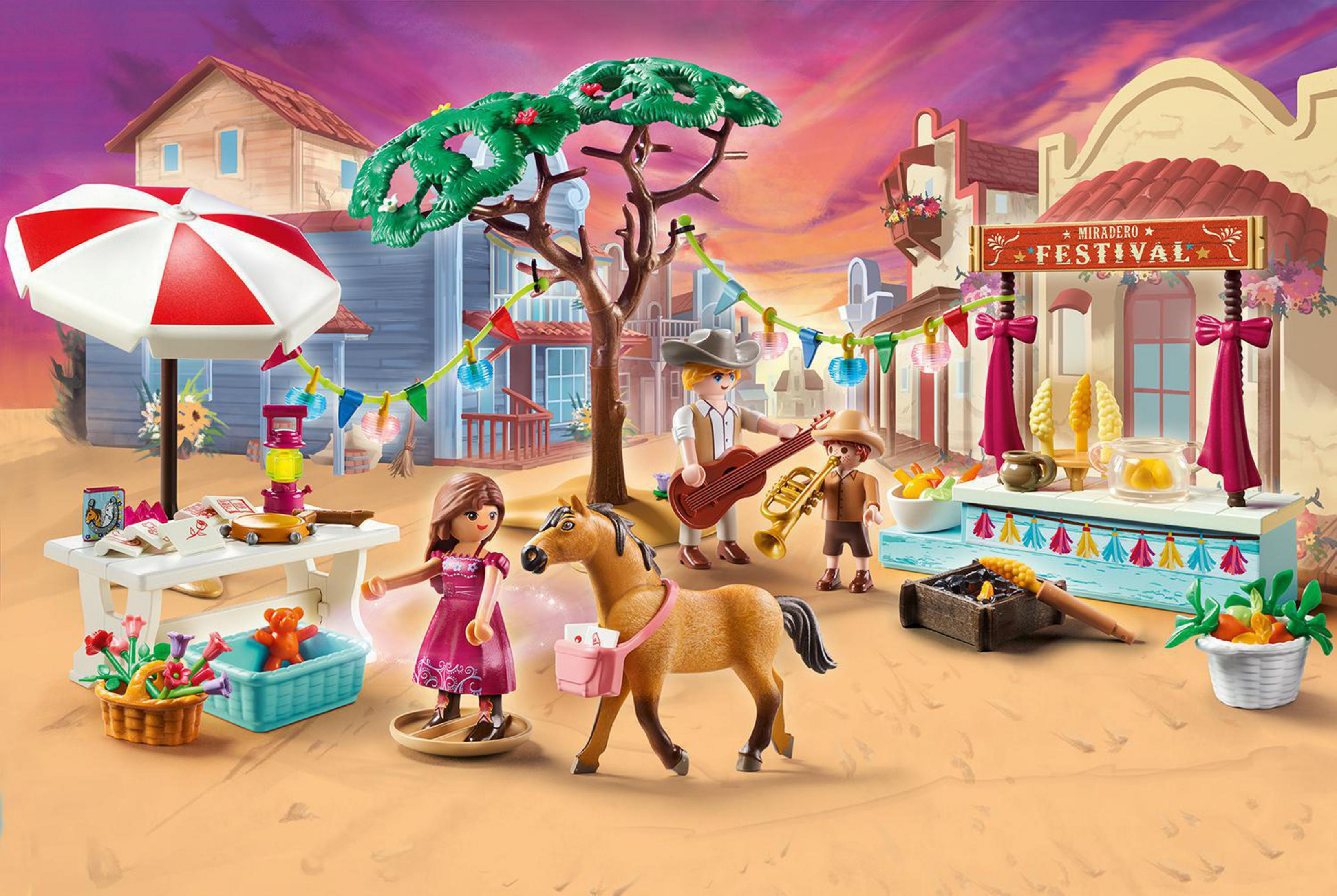 Una escena Playmobil del Oeste con figuras, caballo y edificios, que representa un festival con varios elementos.