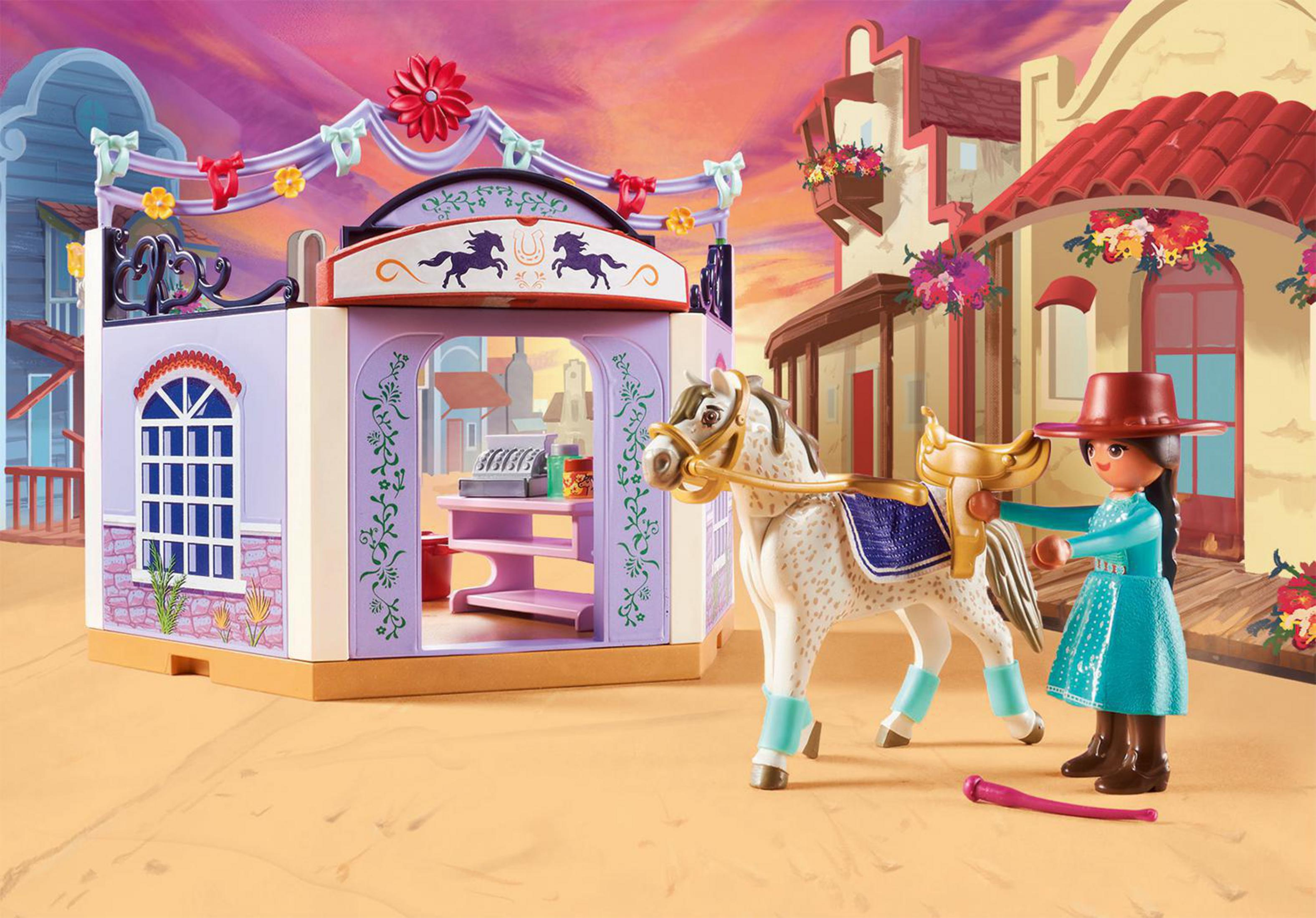 Un juego de juguetes con un caballo y una niña con sombrero de vaquero. La escena está ambientada en un pueblo del oeste.