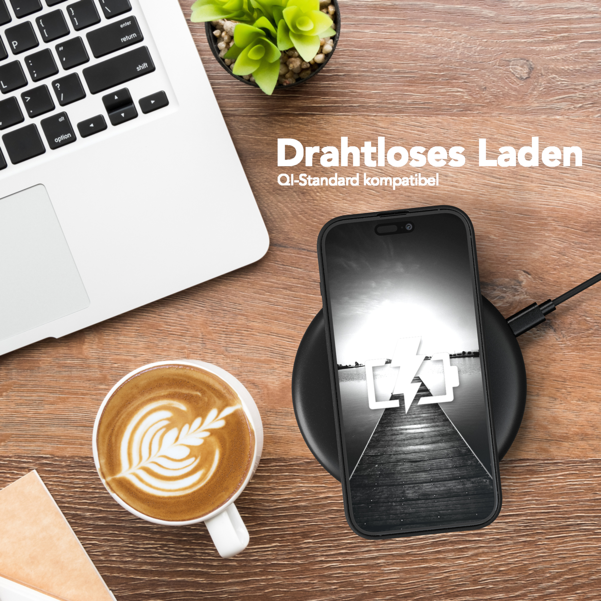Telefon auf Ladepad, Kaffee und Laptop in der Nähe. Text: Kabelloses Laden.