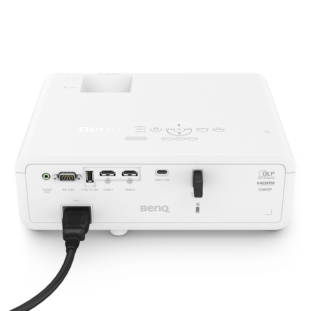 Tył białego projektora BenQ z portami: audio, HDMI, USB-C i więcej. Czarny kabel jest podłączony.