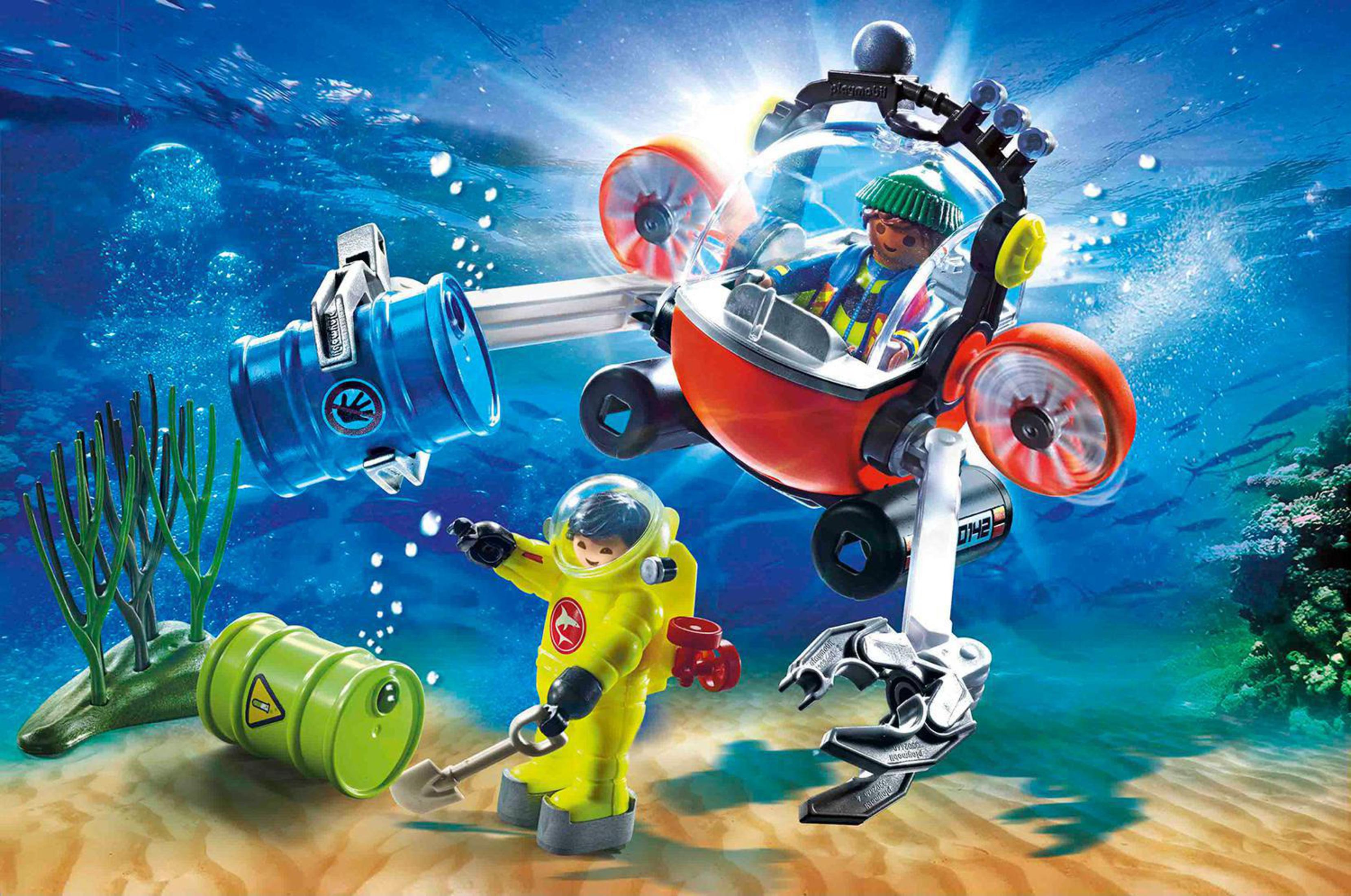Unterwasserszene mit Spielzeugtauchern und U-Boot. Die Szene ist im Wasser.
