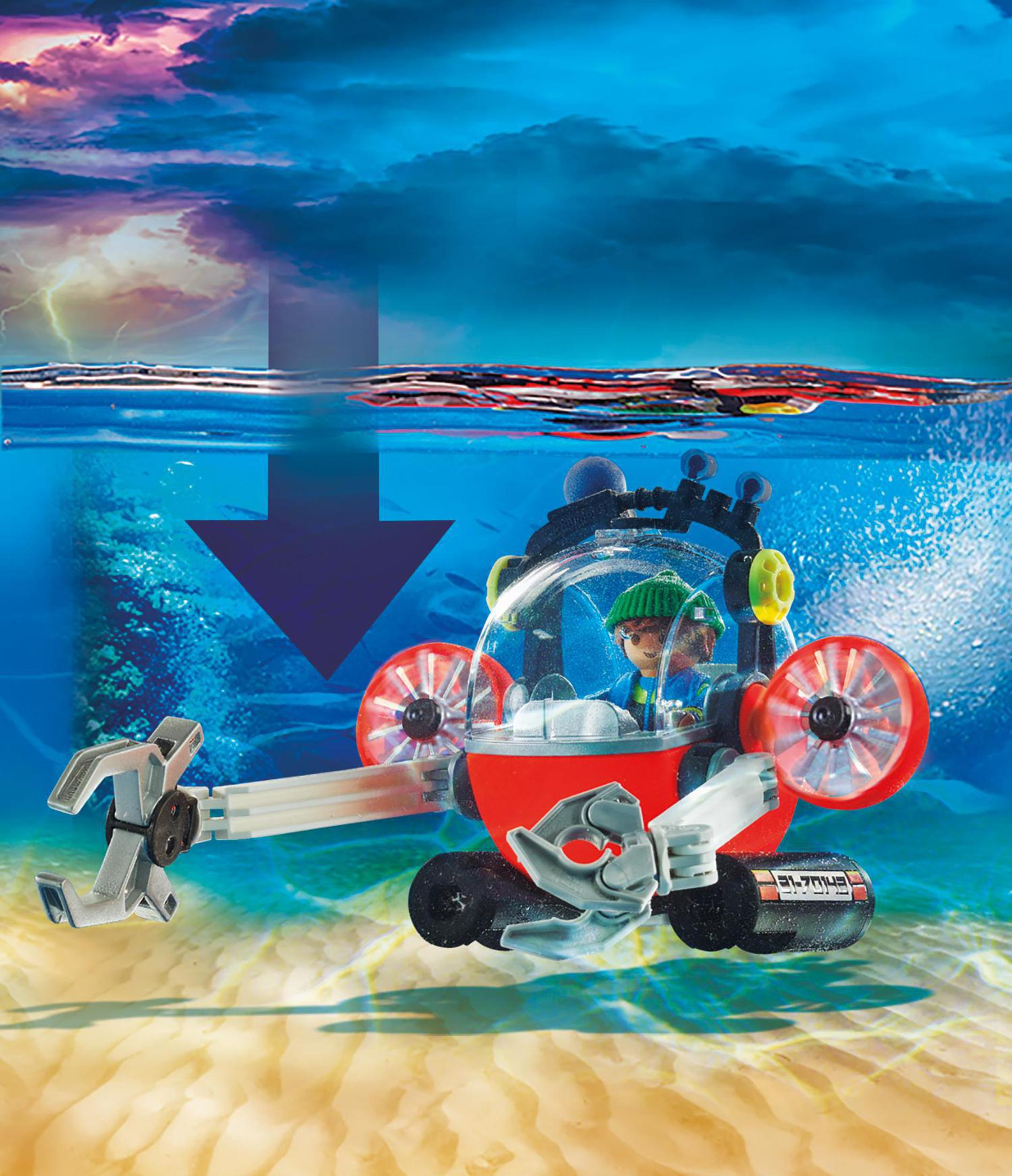 Ein Spielzeug-U-Boot im Wasser mit einem Taucher und Meereslebewesen. Oben ist ein stürmischer Himmel.