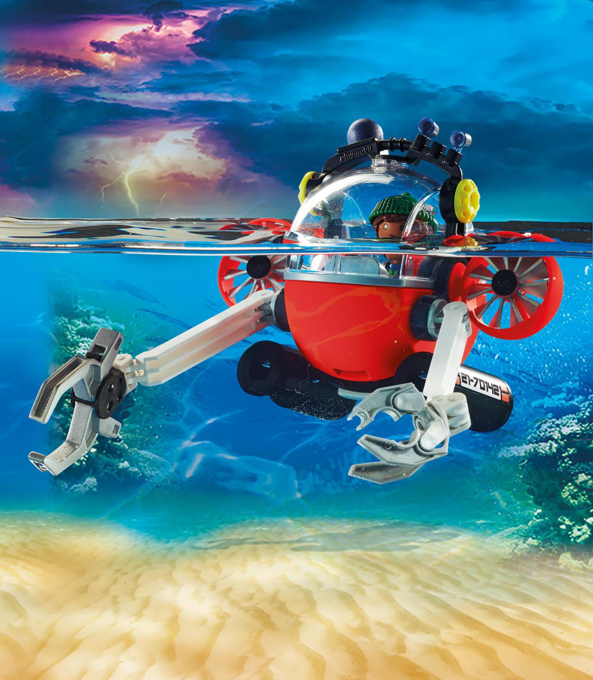 Ein Playmobil-U-Boot mit Armen im Wasser, vor dem Hintergrund eines stürmischen Himmels und Unterwasserszene.