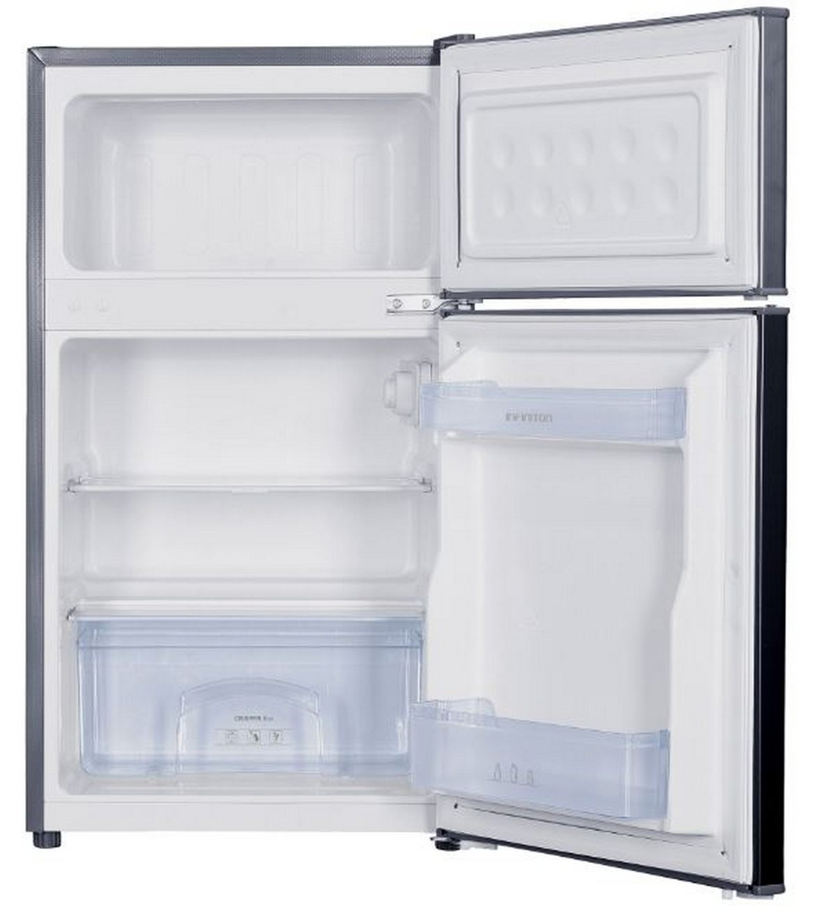 Un refrigerador blanco con la puerta abierta, mostrando el interior. Tiene estantes y un cajón.