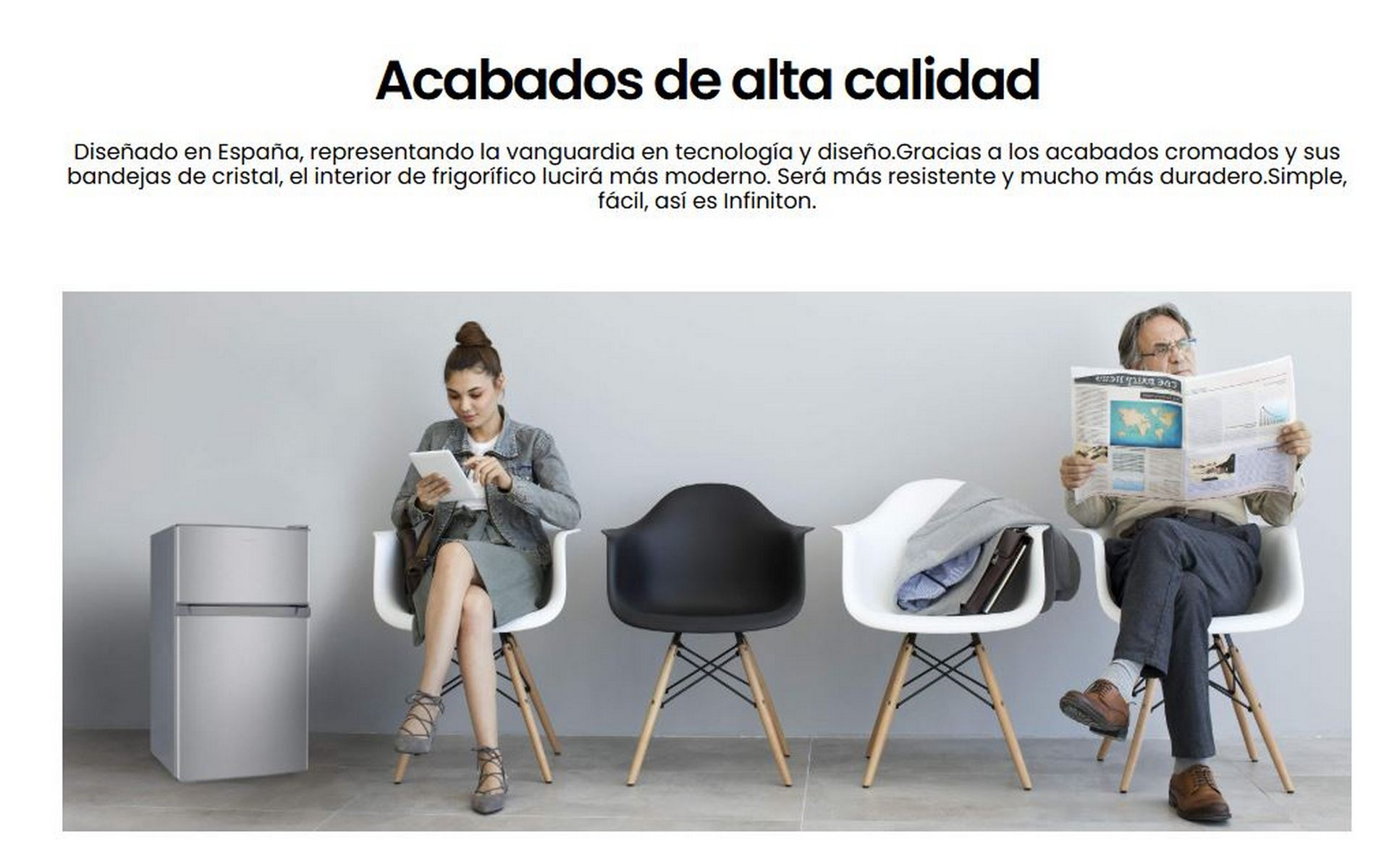 Escena interior: un refrigerador, dos personas sentadas y un entorno interior moderno.