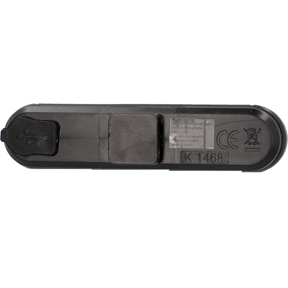 Ein schwarzes USB-Gerät mit einem USB-Anschluss. Das Gerät hat Text und Markierungen, einschließlich eines CE-Symbols.